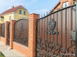 Кирпичный забор с ковкой  150 метров фото в Новоивановском