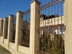 Кирпичный забор с ковкой  10 метров фото в Новоивановском