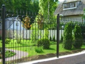 Кованые заборы на ленточном фундаменте 80 метров фото в Новоивановском